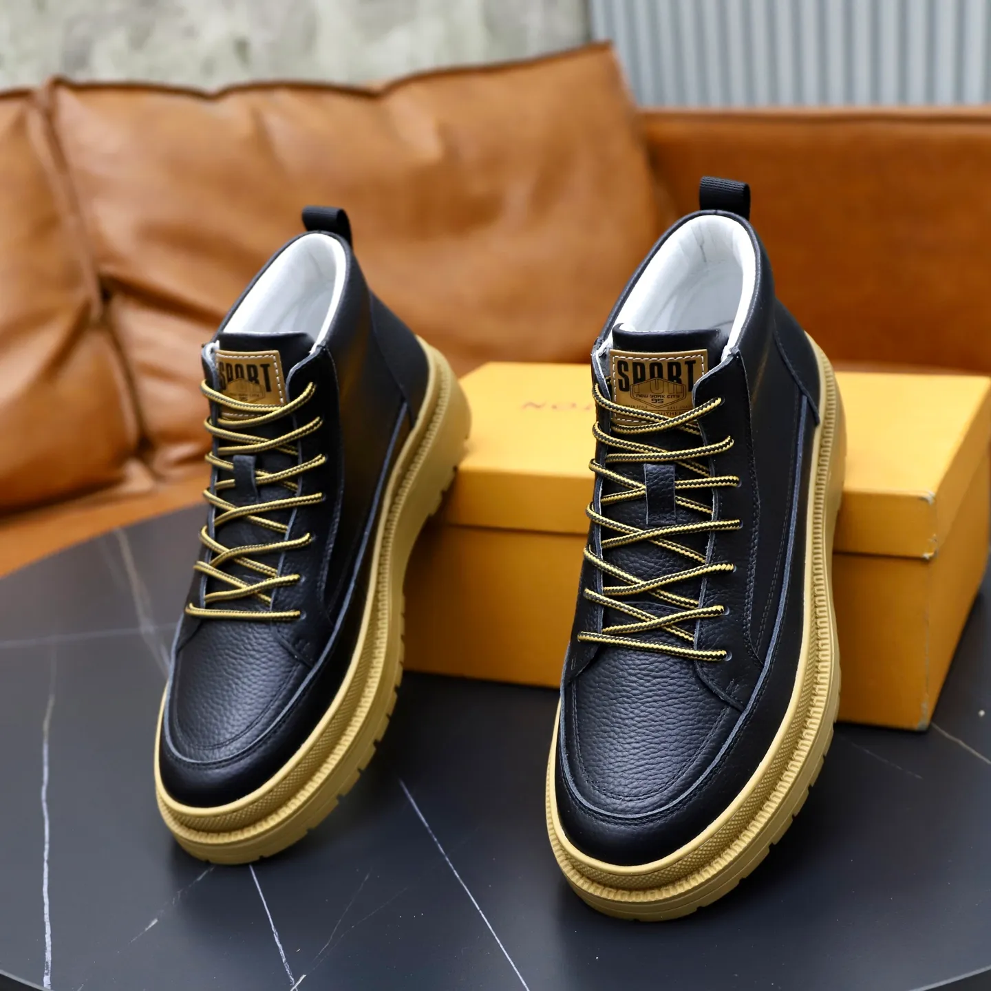 Ex-factory price: 460💰🙅‍♂️🙅‍♂️🙅‍♂️ Brand: LV Louis Vuitton Standard code: 38–44 (45 can be customized) Grade: Same as the official website Material: Original cowhide fabric Comfortable pigskin lining Lightweight wear-resistant outsole Style category: Men's fashion casual shoes and boots Running sneakers Distinguished luxury brand elements Top luxury Color: actual picture color